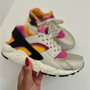 Nike Air Huarache in Light Bone, Lethal Pink & University Gold size 6.5W / 4.5Y